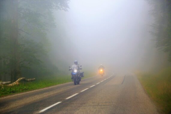 Moto : des conseils pour conduire dans le brouillard